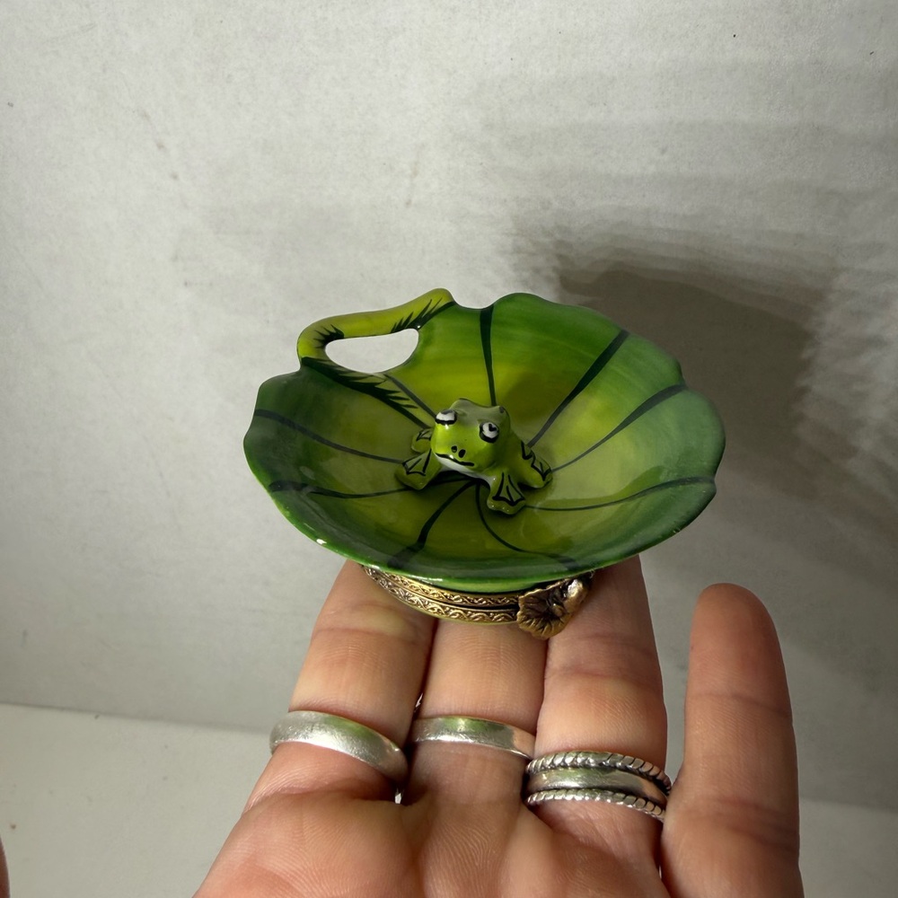 Limoges Marquee Deposee Peint Main Lily Pad with Frog Trinket Box